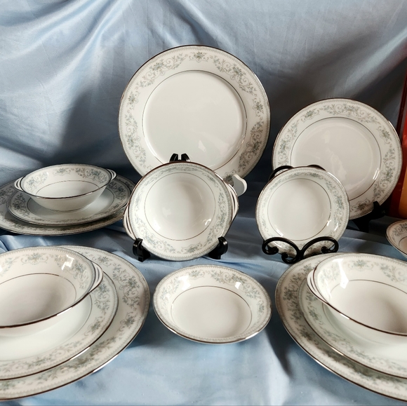 Elegantly Beautiful Noritake Colburn 4 Settings Made In JAPAN